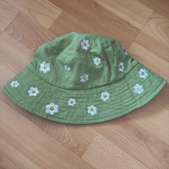 Forever 21 Green Embroidered Daisy Floral Bucket Hat - Picture 1 of 4